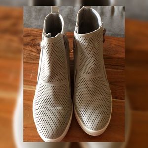 CCOCCI WEDGE LIGHT GRAY SNEAKER size 8 NWOT
